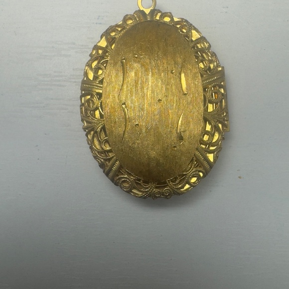 Small Vintage Locket - Picture 4 of 4